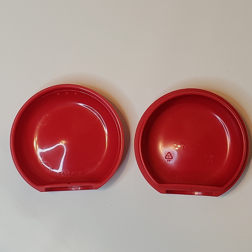 Tupperware Red Round Salt Shaker - Picture 3 of 13